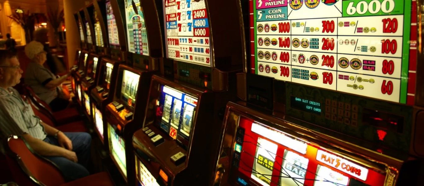 Ρόδος: Έκλεψε 300.000 ευρώ από φίλη της και... τα έπαιξε στα φρουτάκια